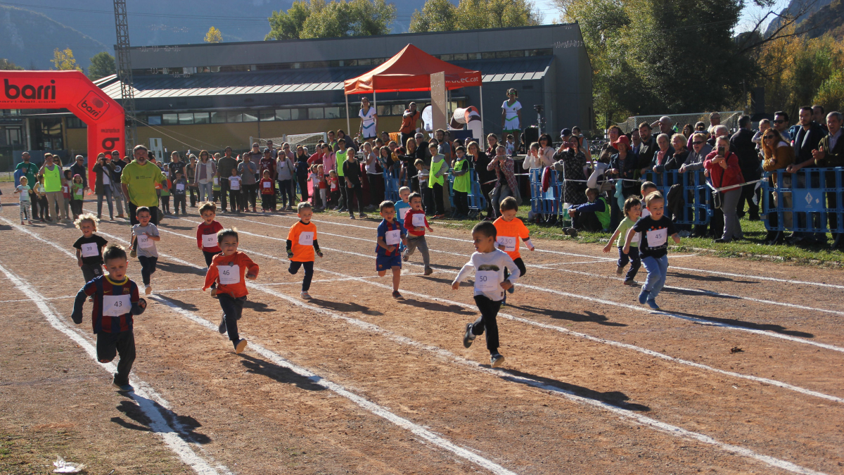 Una cursa d’atletisme escolar en què els nens i nenes s’inicien en l’activitat esportiva. - JAUME ALEGRE