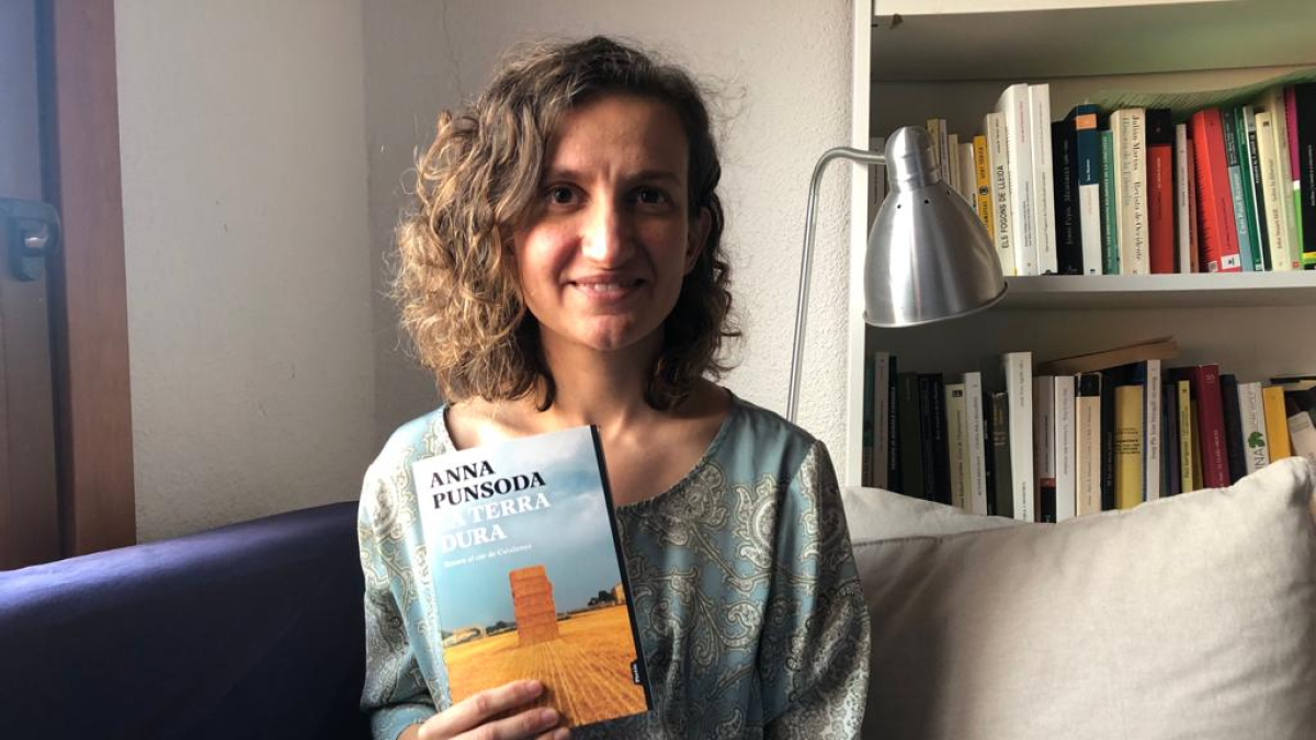La periodista Anna Punsoda con su último libro, ‘La terra dura’. - A.P.