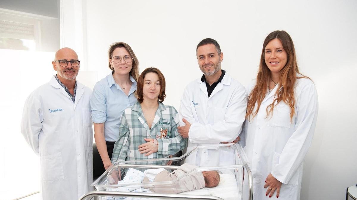 Azahara i Estefanía amb l’equip de Juaneda Fertility. - JUANEDA HOSPITALES
