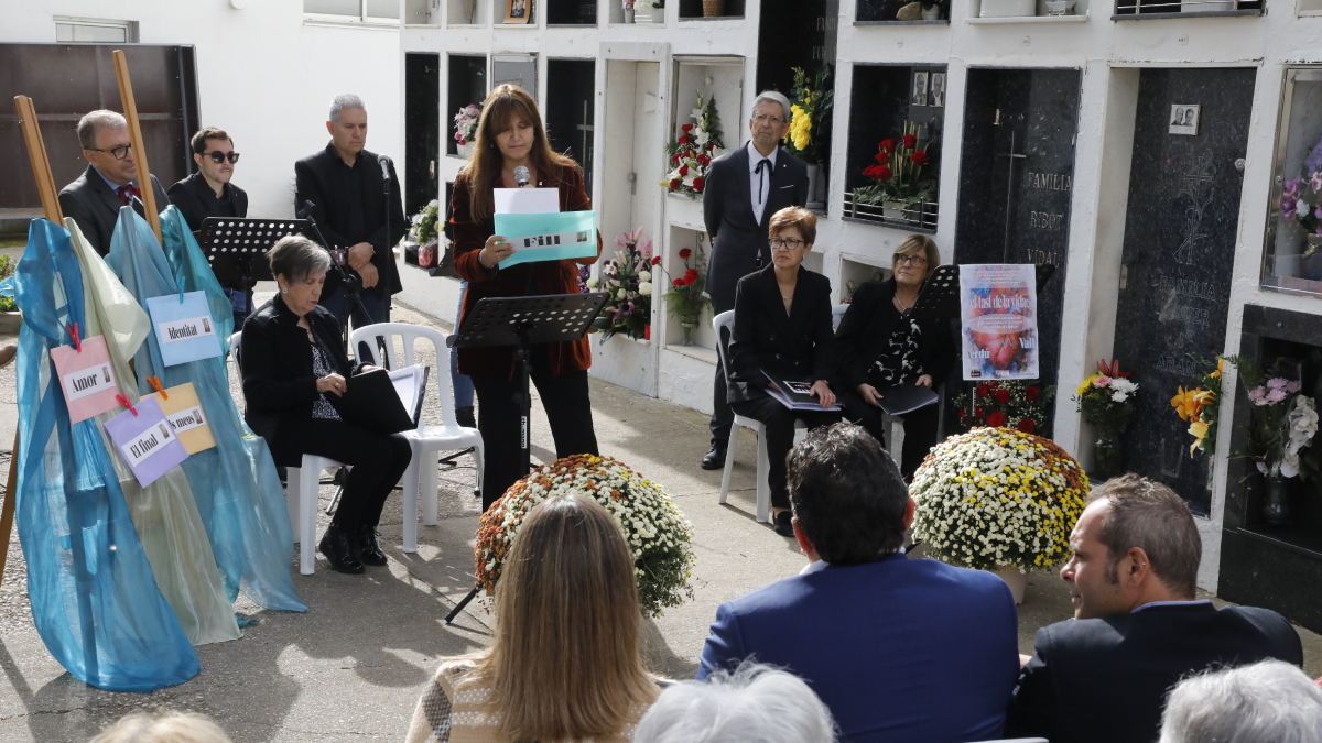Un momento del acto ‘El tast de la vida’ que se celebró ayer en el cementerio de Alpicat. - AMADO FORROLLA