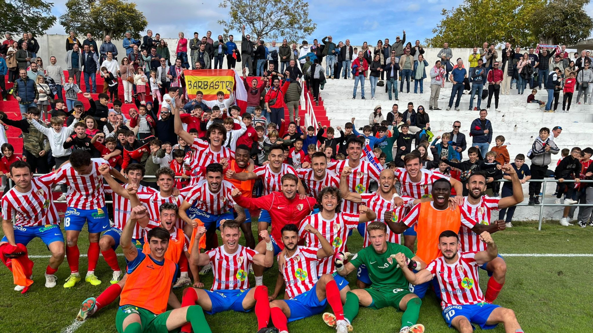 Els jugadors del Barbastre celebren el pas de ronda. - US BARBASTRE