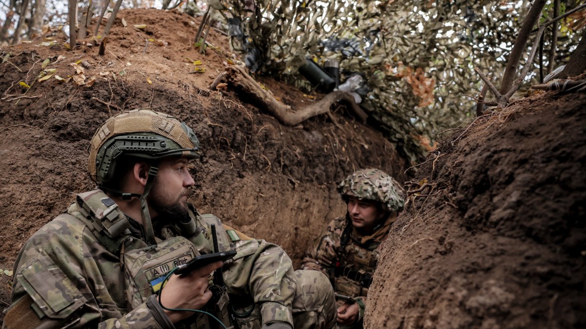Soldats ucraïnesos parapetats en una trinxera al front de Zaporíjia. - EFE/EPA/OLEG PETRASYUK
