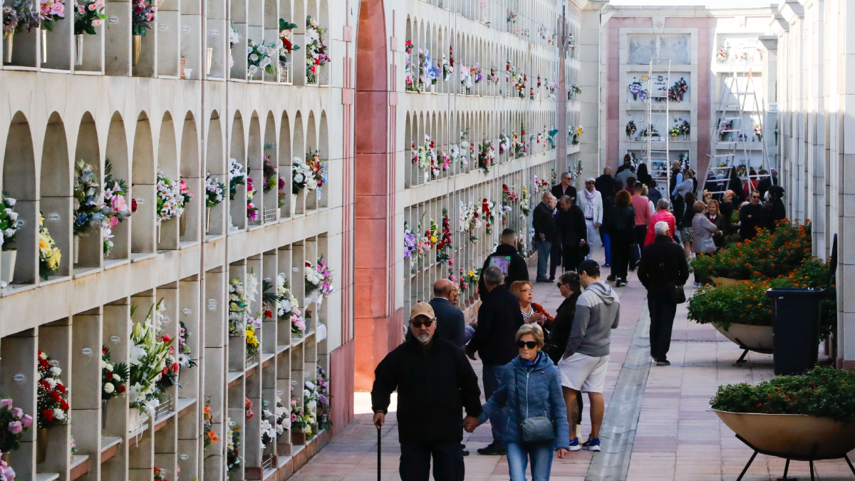 Lleida. Visitantes que acudieron ayer por la mañana al cementerio de Lleida para recordar a sus difuntos.