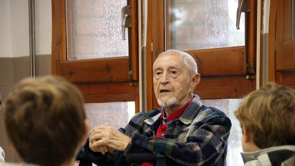 Josep Vallverdú conversant amb alumnes de l'Escola Alba de Corbins