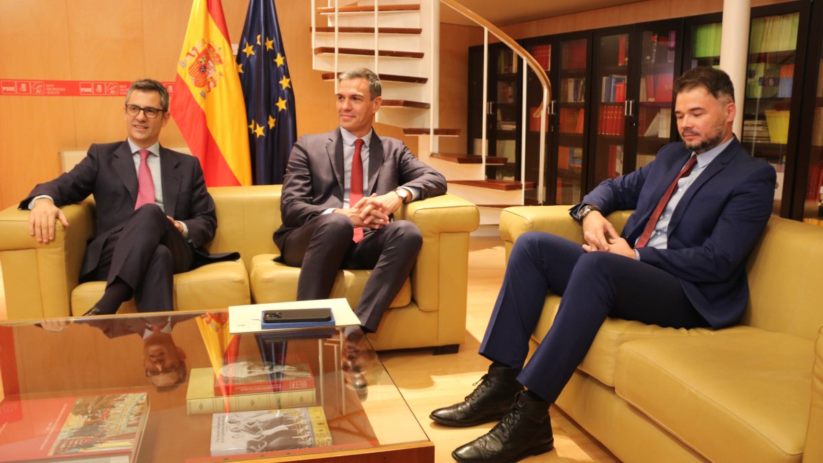 El líder del PSOE, Pedró Sánchez, i el ministre de Presidència, Félix Bolaños, reunits amb el portaveu a Madrid, Fabriel Rufián, el passat 11 d’octubre.