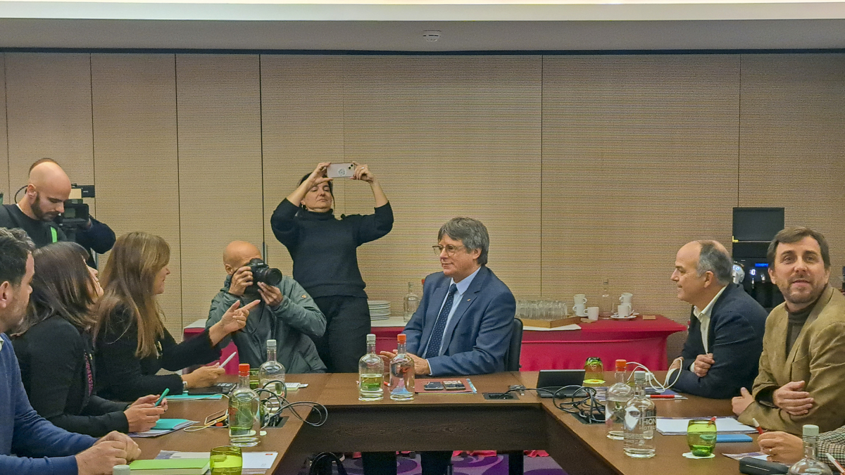 L’expresident de la Generalitat Carles Puigdemont ha convocat aquest dijous a la cúpula de JxCat a Brussel·les, Bèlgica, per decidir si valida un acord per investir Pedro Sánchez.