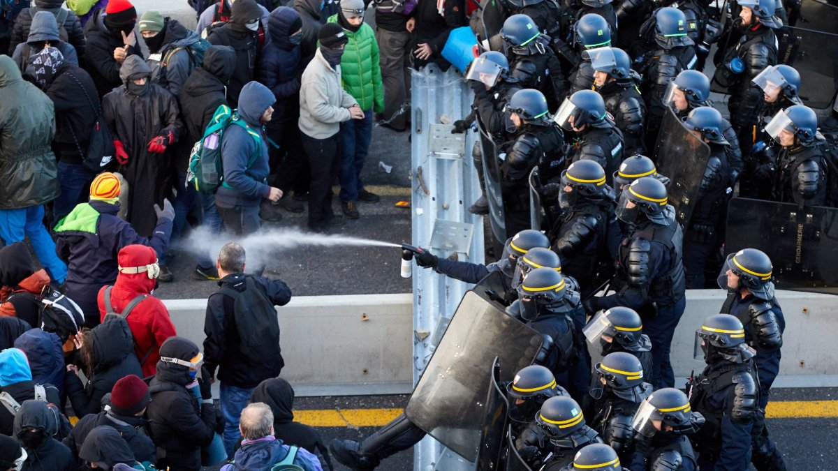 La Policia desallotja participants d’un tall a l’AP-7 convocat pel Tsunami Democràtic el 2019. - EFE