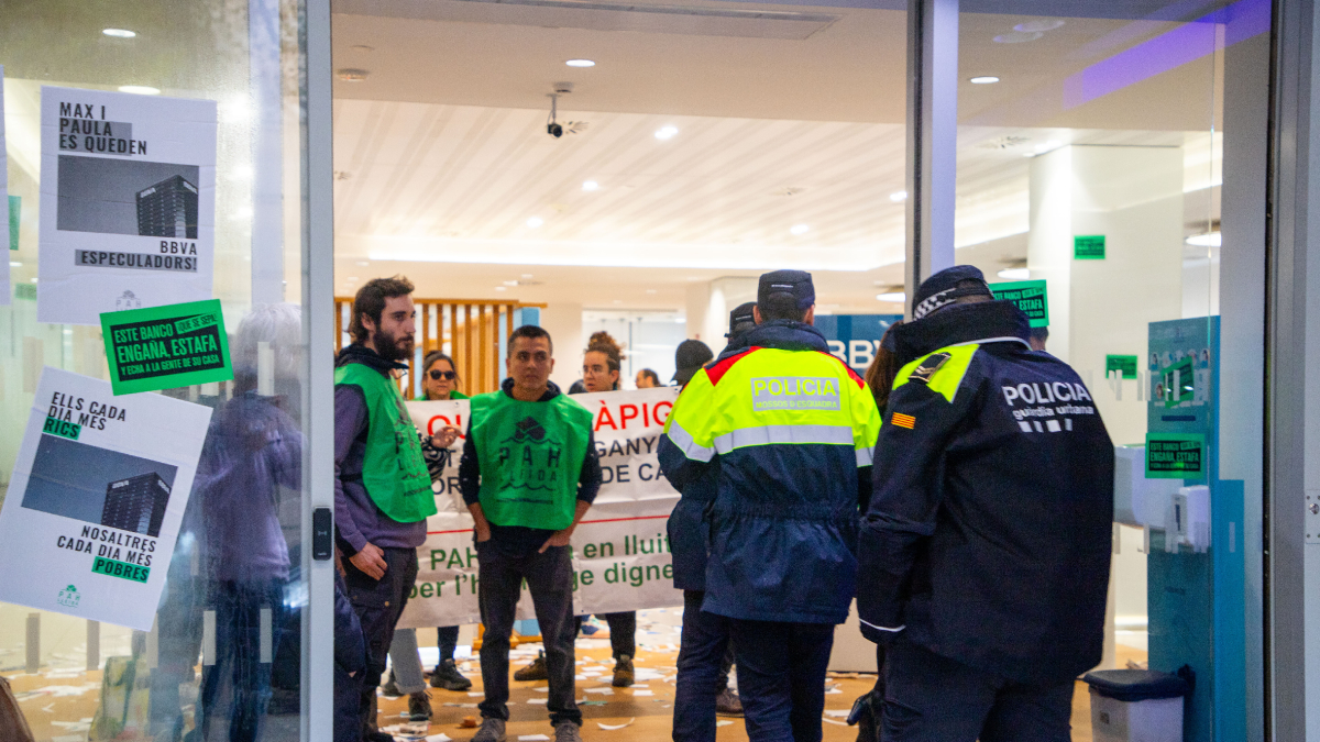 Agents dels Mossos i la Urbana entrant a l’oficina bancària que la PAH va ocupar ahir al matí.