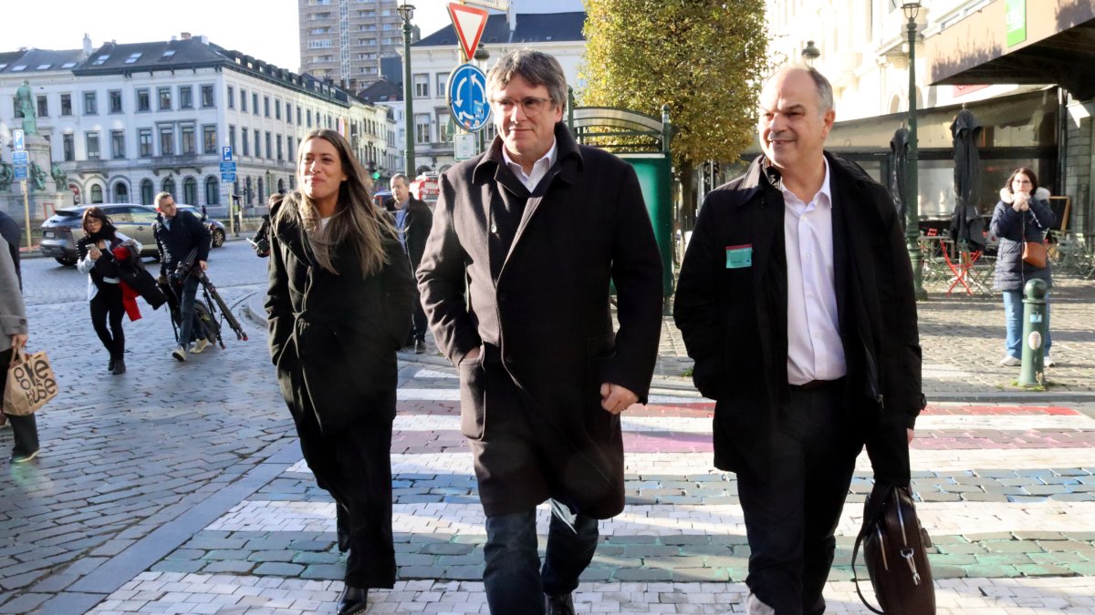 Carles Puigdemont, Jordi Turull i Míriam Nogueras després de sortir del Parlament Europeu en el marc de els conversis per a la investidura.