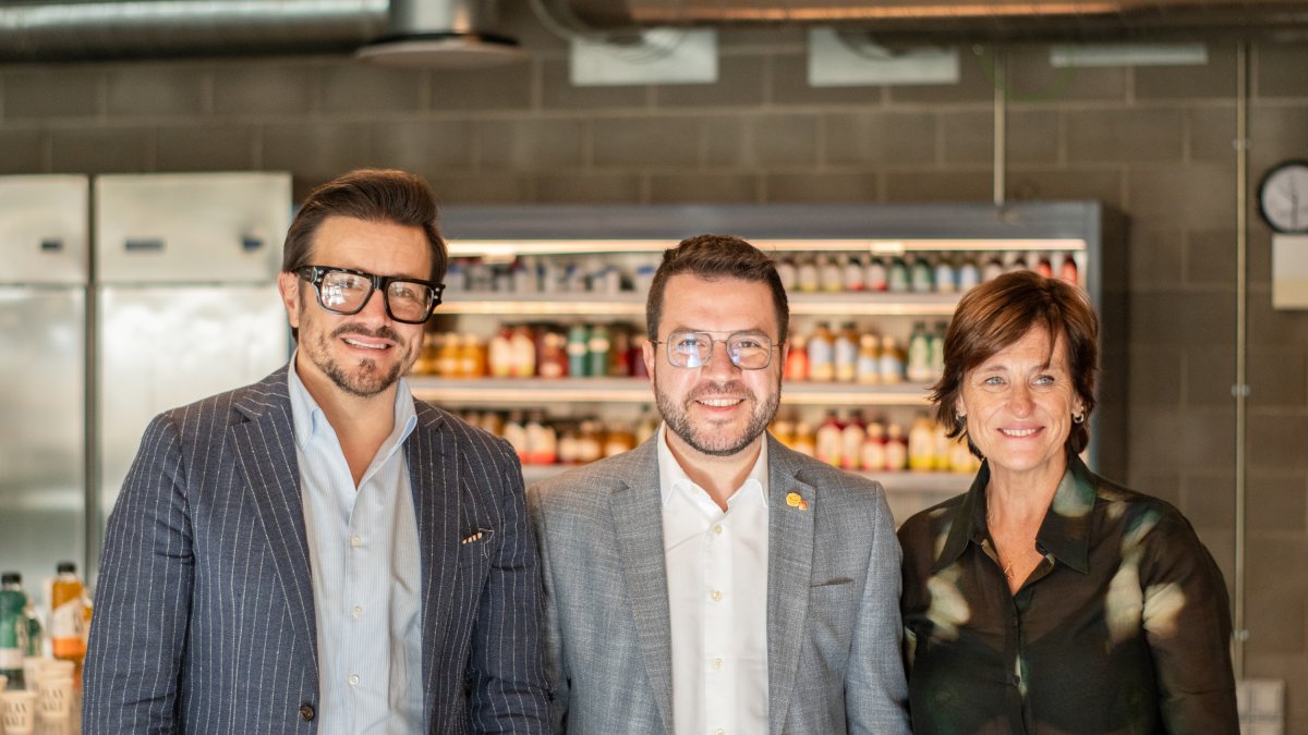El president del Govern, Pere Aragonès; amb la fundadora de l'empresa, Teresa Carles; i el seu fill i CEO de la firma, Jordi Barri, durant la visita a les instal·laccions de Bell-lloc.