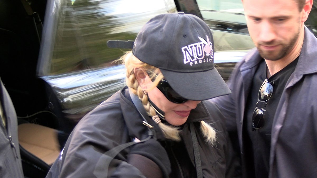 Madonna entrant a l’edifici