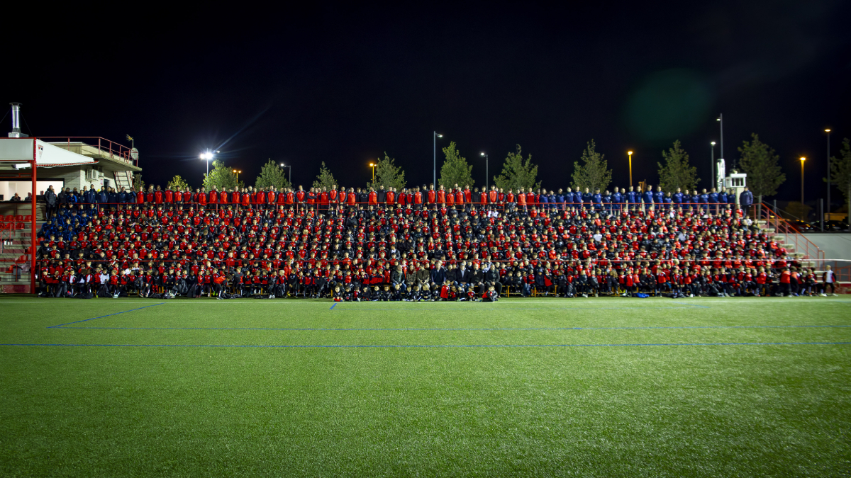 Imagen de todos los equipos del Atlètic Segre y el Atlètic Lleida, ayer durante la presentación, que reunió a 2.000 personas en el Ramón Farrús. - POL PUERTAS