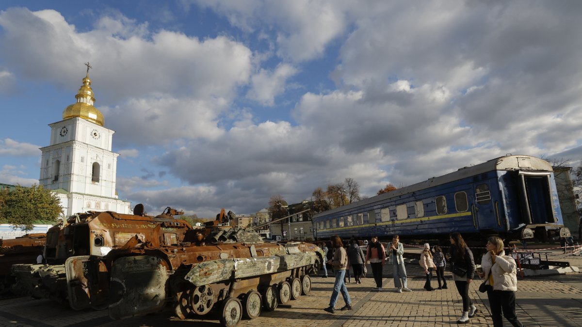 Maquinaria militar rusa destruida expuesta en el centro de Kyiv. - EFE