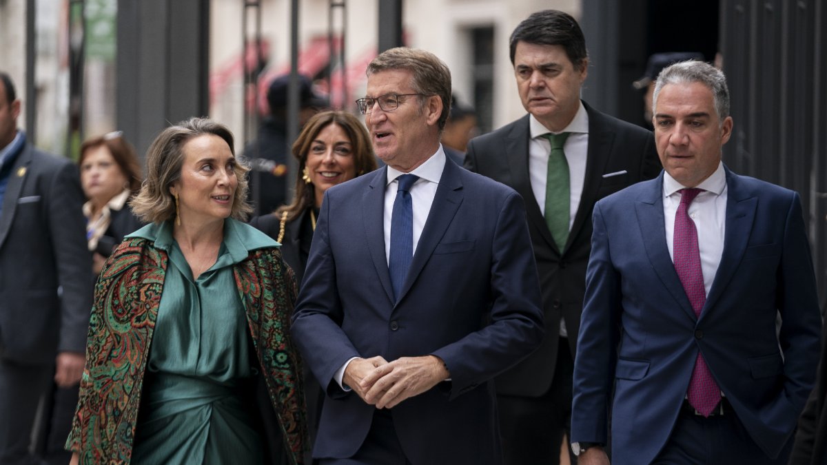 El líder del PP, Alberto Núñez Feijóo, arropado por los populares Cuca Gamarra y Elías Bendodo. - EUROPA PRESS
