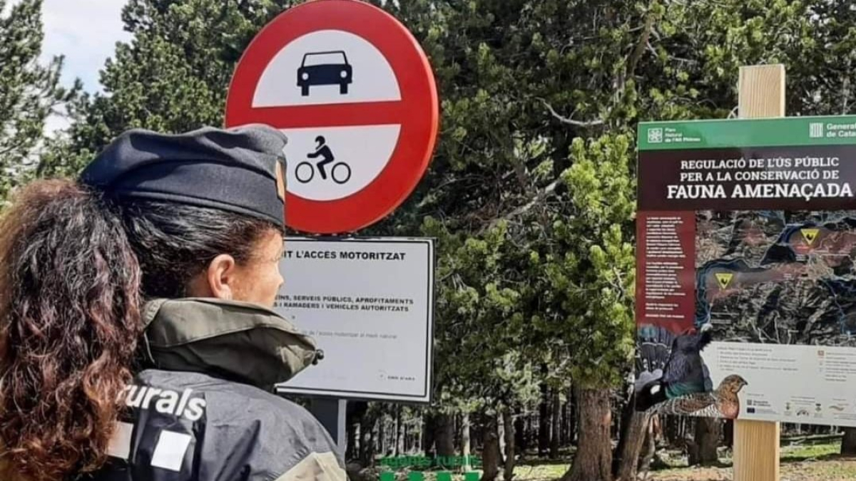 Una Agente Rural con la señal que indica la prohibición. - P.N.A.P.