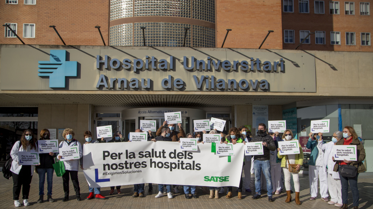 Manifestación de enfermeras el año pasado a las puertas del hospital Arnau. - JORDI ECHEVARRIA