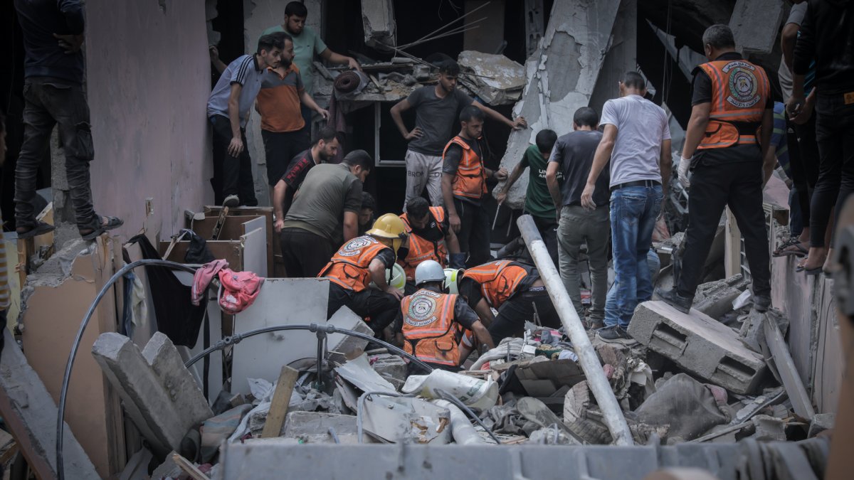 Los servicios de emergencia buscan víctimas después de un bombardeo en Gaza
