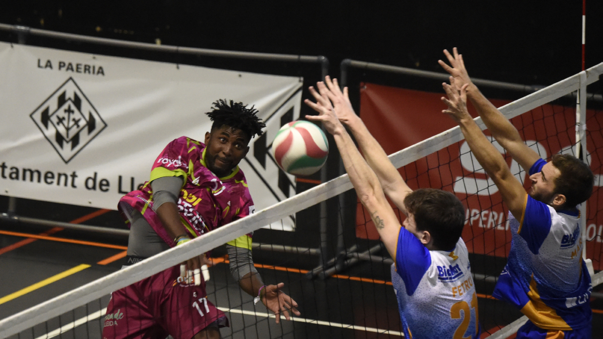 Eddy Herrera remata una pilota davant dos jugadors del Roquetes. - SANTI IGLESIAS