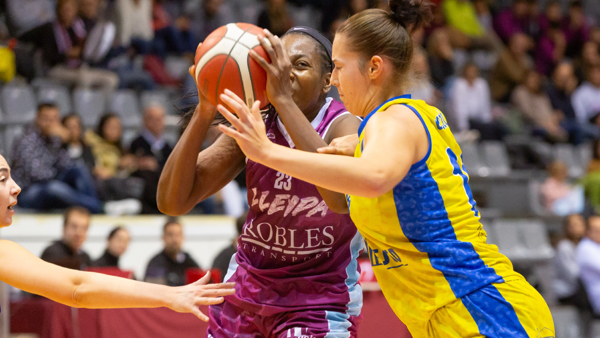 Aya Traoré encara la cistella defensada per una rival. - JAVI ENJUANES