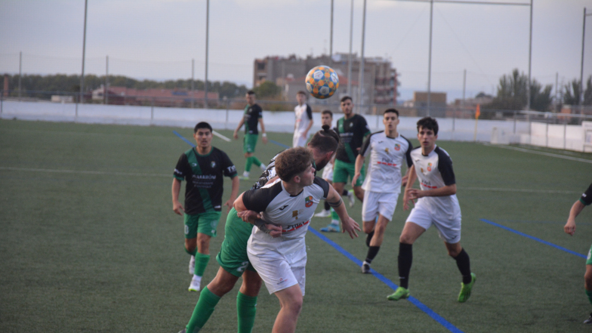 Un jugador del Borges lluita per una pilota aèria amb un rival. - JORDI PRESKOT