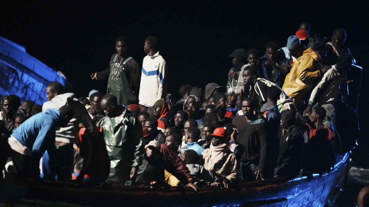 Una de las embarcaciones que llegaron a Canarias la madrugada del viernes al sábado. - EUROPA PRESS