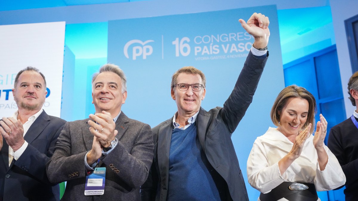 Feijóo junto al expresidente del PP vasco, Carlos Iturgaiz, el nuevo presidente, Javier de Andrés, y la secretaria general, Cuca Gamarra. - EUROPA PRESS