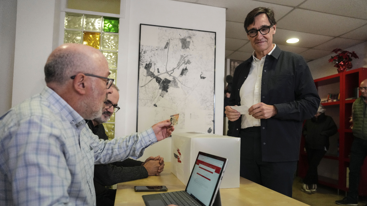 El líder del PSC, Salvador Illa, votó ayer en la consulta del PSOE a la militancia. - EFE