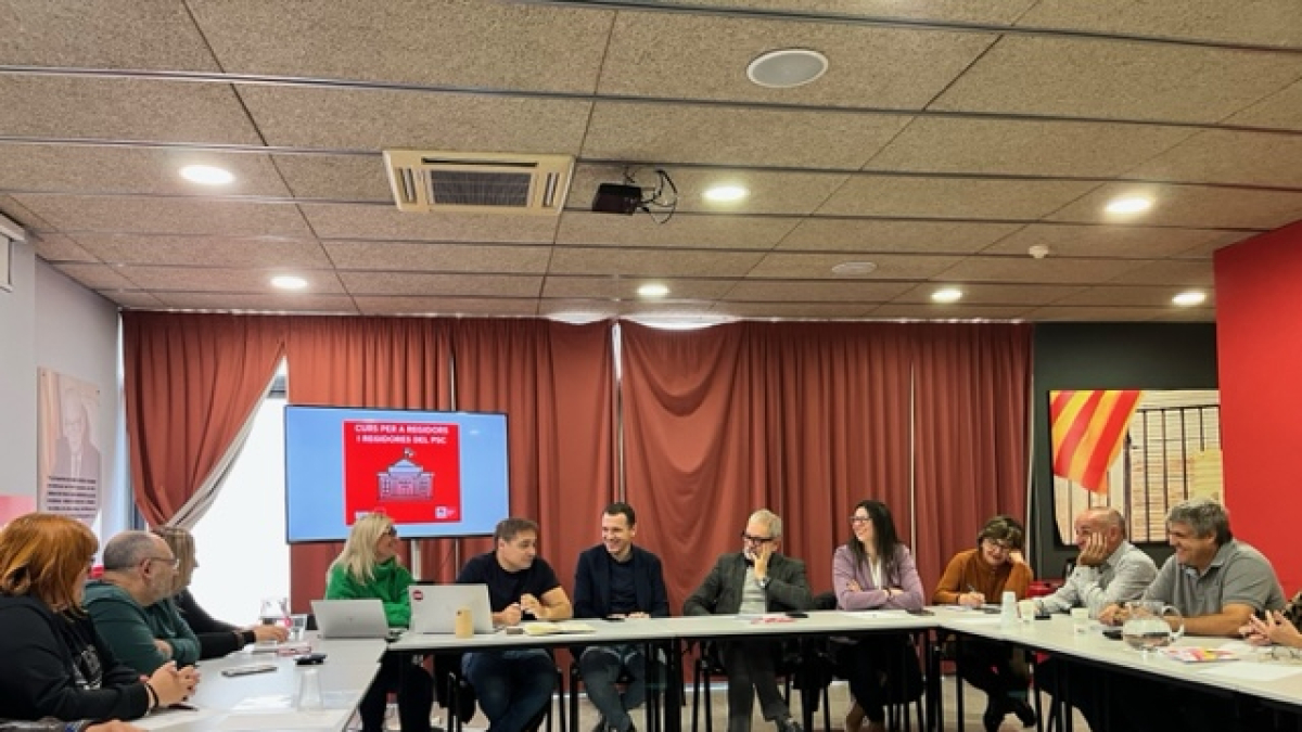 La formación en oratoria y mundo local tuvo lugar ayer en la sede de los socialistas en Lleida ciudad. - PSC LLEIDA