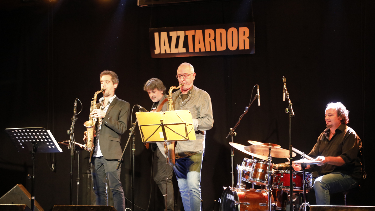 La banda Afro Blue, amb el bateria de Guissona Ricard Grau, divendres a la nit al Cafè del Teatre. - AMADO FORROLLA