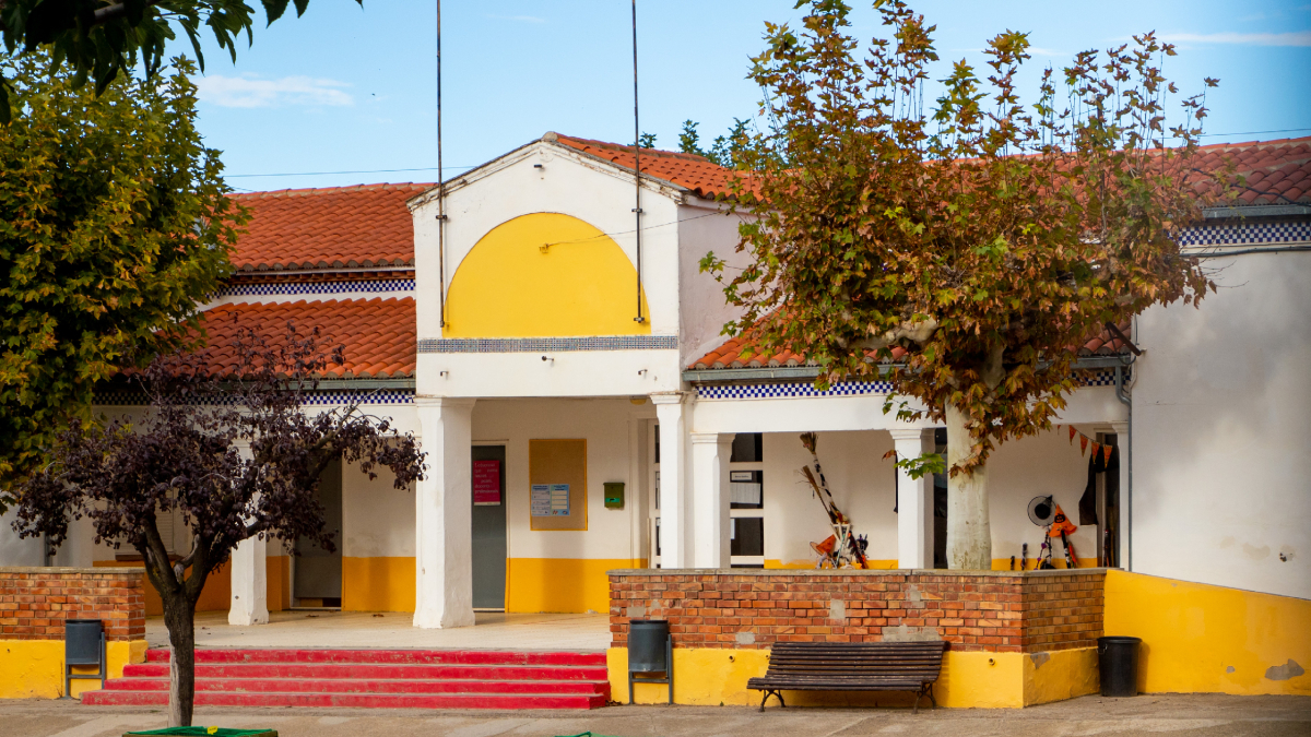 El colegio Antònia Simó de Almacalles en la plaza Ensenyança tiene casi un siglo de antigüedad. - GERARD HOYAS