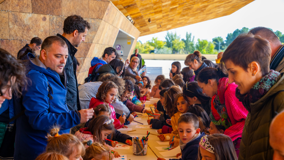 El taller infantil es va fer ahir després de la projecció d’una pel·lícula d’animació a la Llotja de Lleida. - GERARD HOYAS