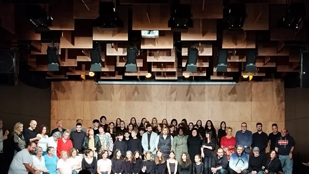 Foto de grup dels participants ahir a l’Espai Orfeó de Lleida del projecte ‘Reconnectem-nos’. - ORFEÓ LLEIDATÀ