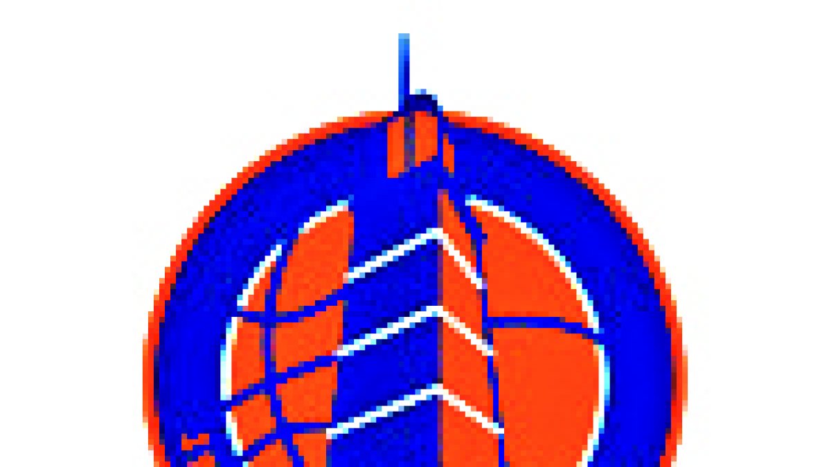 Rafa Villar, que pudo disputar el partido a pesar de las molestias, entra a canasta frente a Atou Diagne. - ÁREA 11