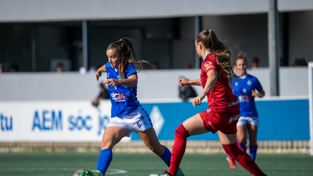 Mariajo protegeix una pilota a l’interior de l’àrea visitant davant de la pressió de les futbolistes d’Osasuna. - PAU PASCUAL