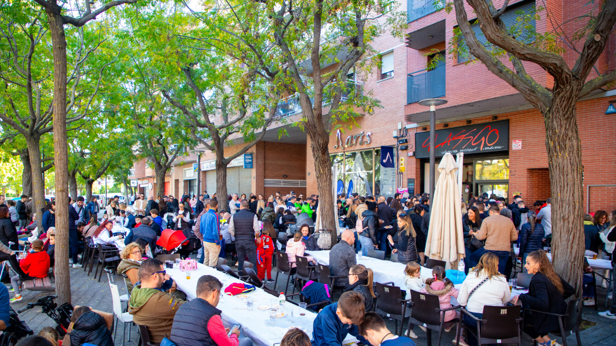 Multitud de personas pasaron ayer por el bar Glass Glo para contribuir en la iniciativa solidaria. - GERARD HOYAS