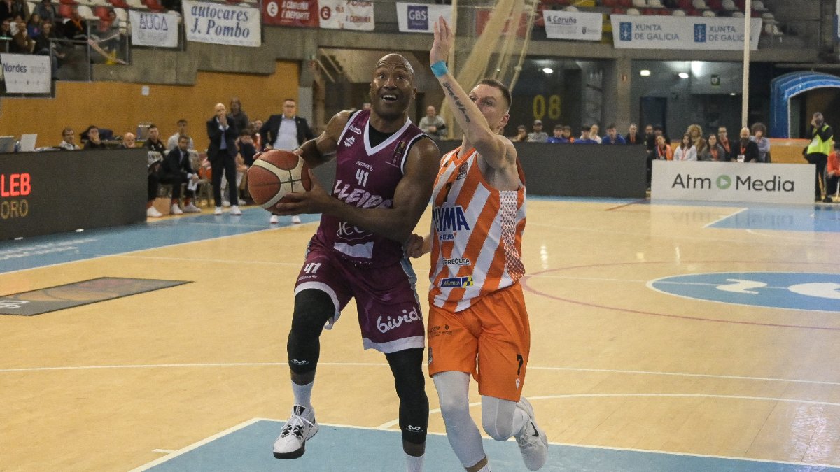 Kenny Hasbrouck intenta elevarse ante Ingus Jakovics. - ÁREA 11