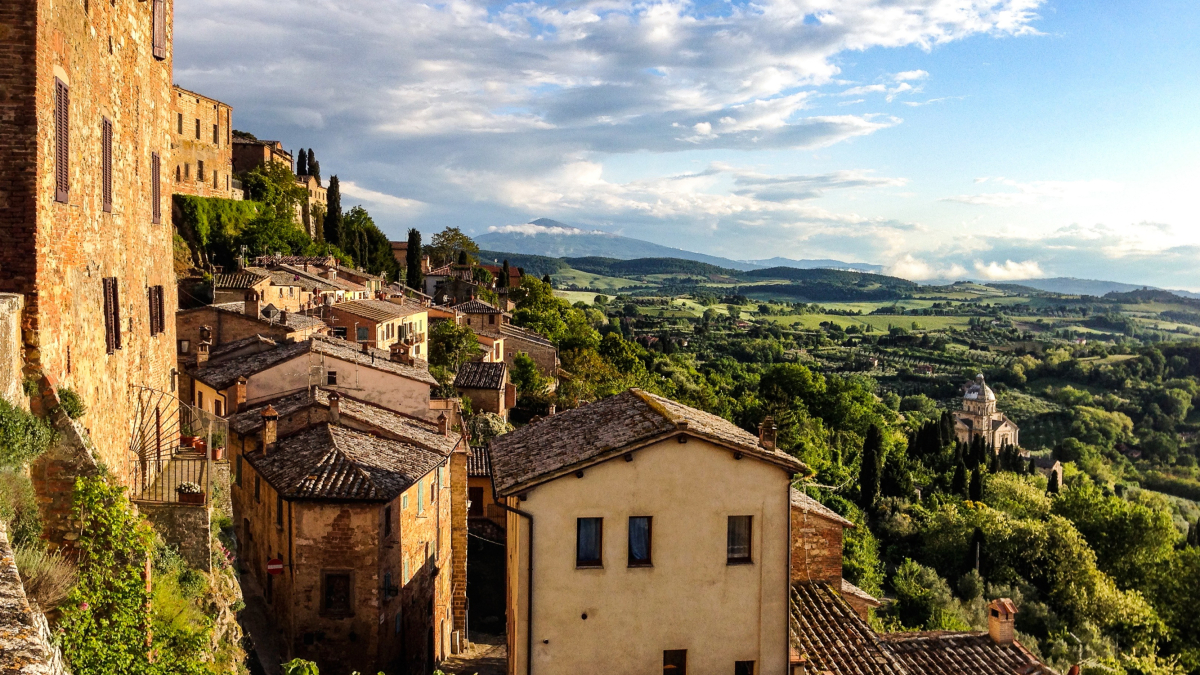 La Toscana és plena de pobles com Montepulciano, en què és molt present l’urbanisme medieval.