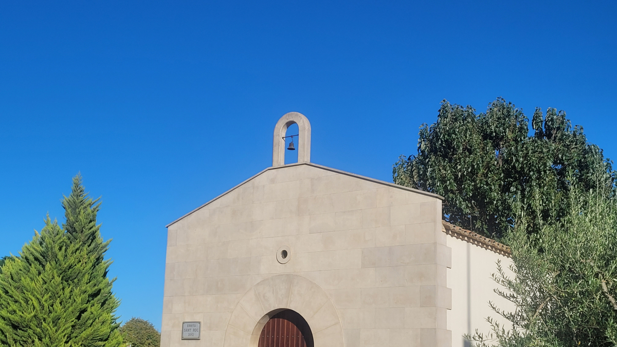 L’esglesiola dedicada al protector contra pestes i contagis no és pas l’original, erigida en un altre emplaçament i ja fa temps enderrocada.