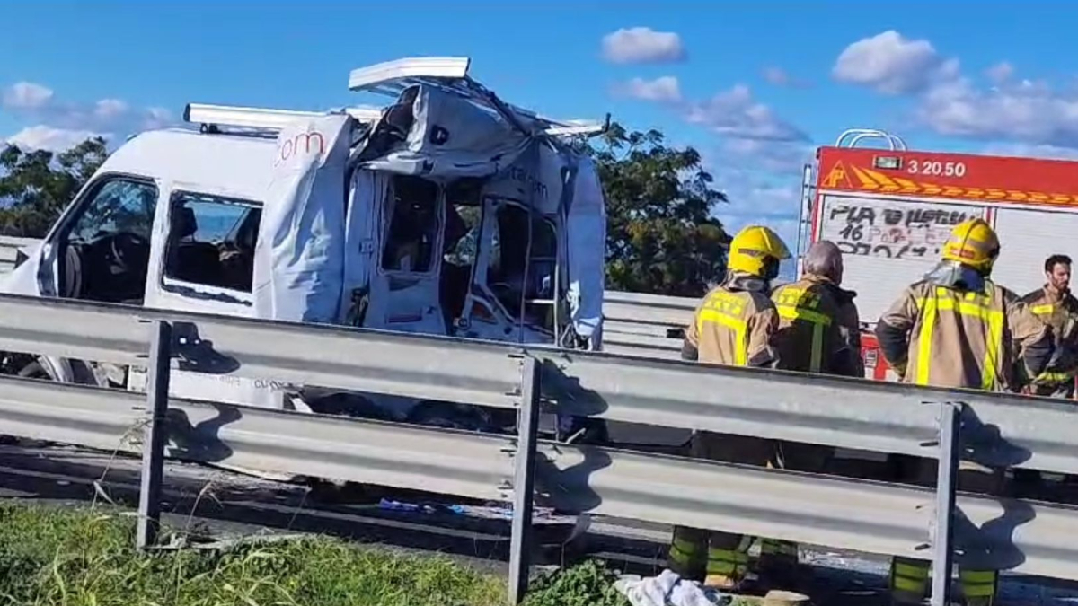 L'estat en què ha quedat una de les furgonetes implicades en l'accident a l'A-2.