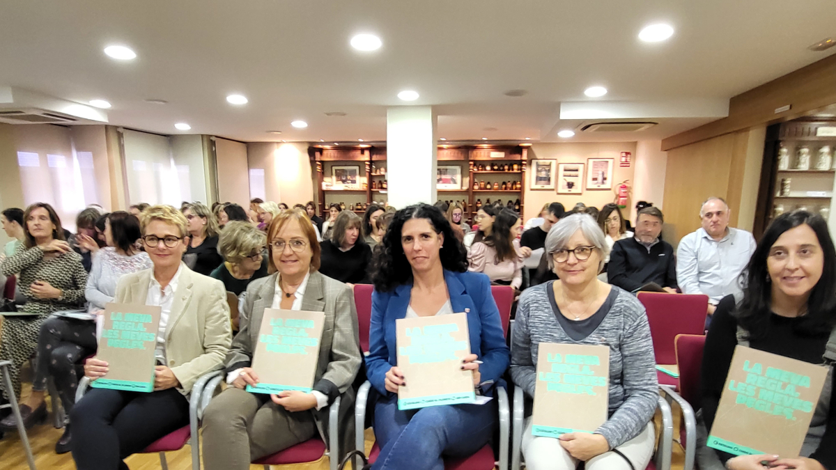 Assistents a la primera formació de productes menstruals reutilitzables que s'ha celebrat a Lleida