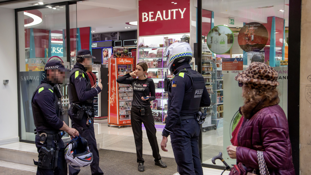 Els agents de la unitat de l’Eix atenen una comerciant que va patir un furt, ahir al matí.