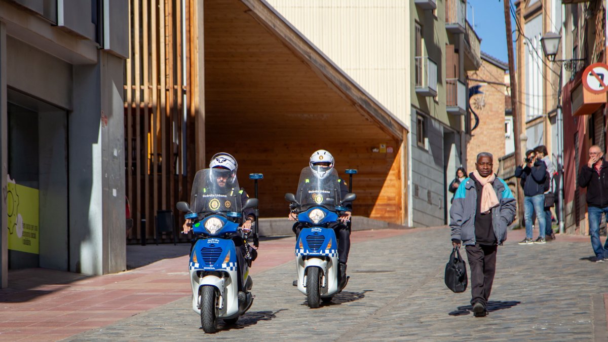 Una patrulla de la Urbana pel carrer Cavallers de Lleida en una imatge d'arxiu