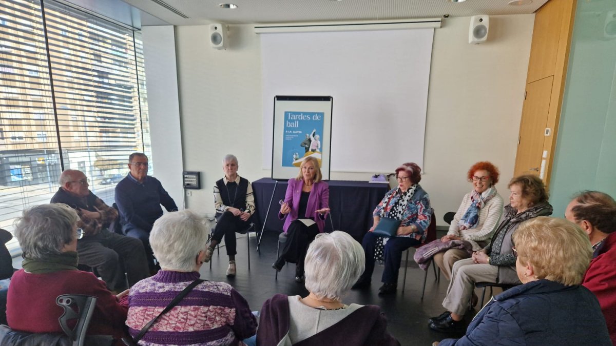 La regidora Anna Miranda va presentar ahir l’activitat a representants de diferents centres sèniors. - PAERIA