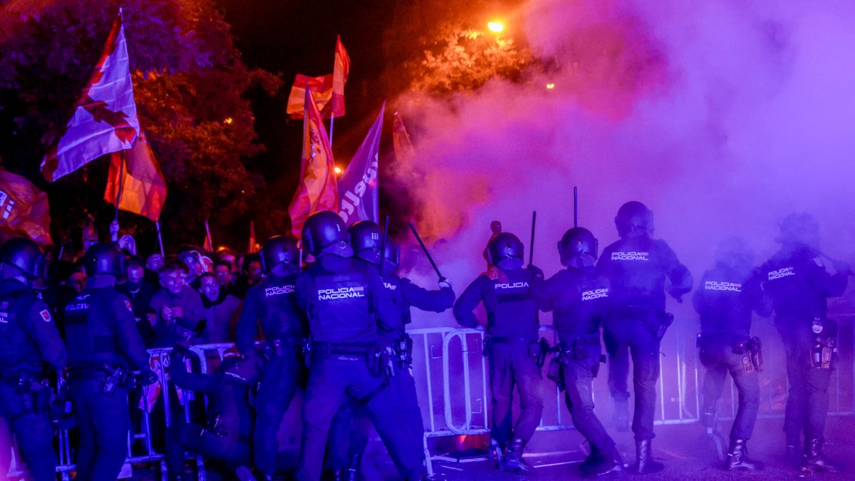 La Policía carga contra los manifestantes durante una concentración en contra de la amnistía, frente a la sede del PSOE en la calle Ferraz.