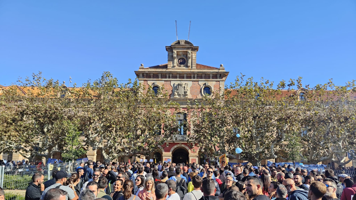 Concentració de Mossos davant del Parlament