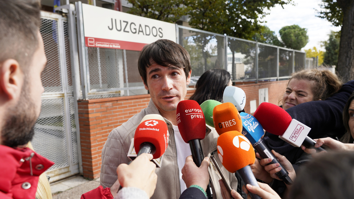 Juan José Ballesta atén els mitjans a la sortida del jutjat després de declarar, a 07 de novembre de 2023, a Parla.