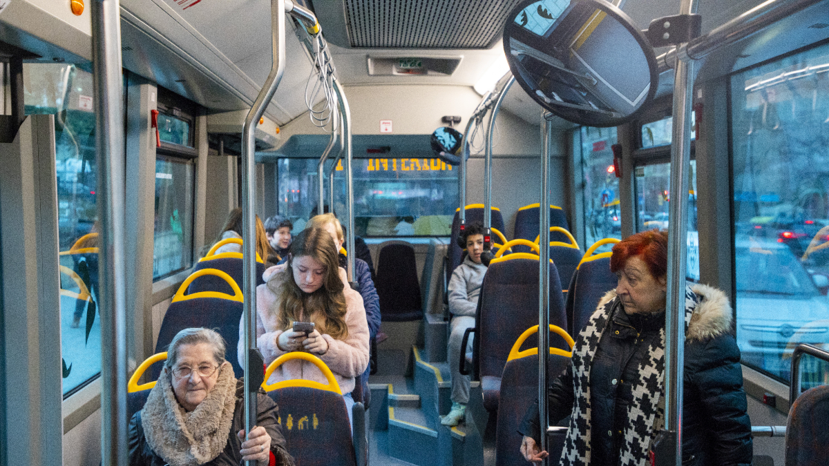 Imatge d’arxiu de viatgers en un autobús. - SEGRE