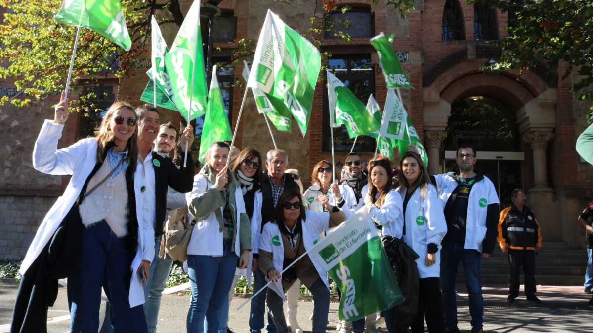 Profesionales de enfermería de Lleida, ayer en la manifestación. - SATSE LLEIDA