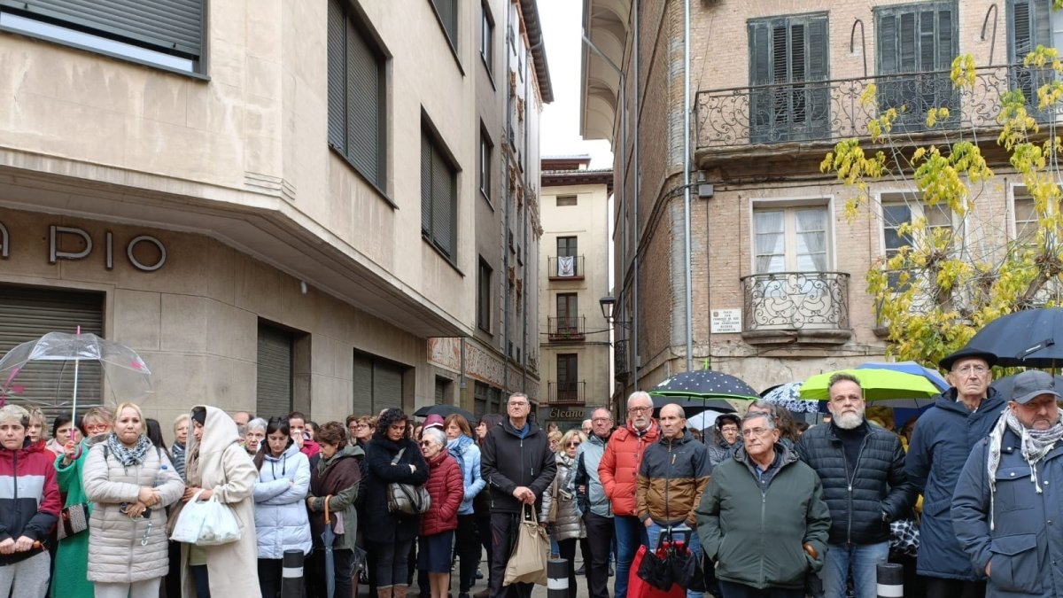 Decenas de personas se concentraron en Estella-Lizarra, donde vive la madre del pequeño fallecido. - EUROPA PRESS