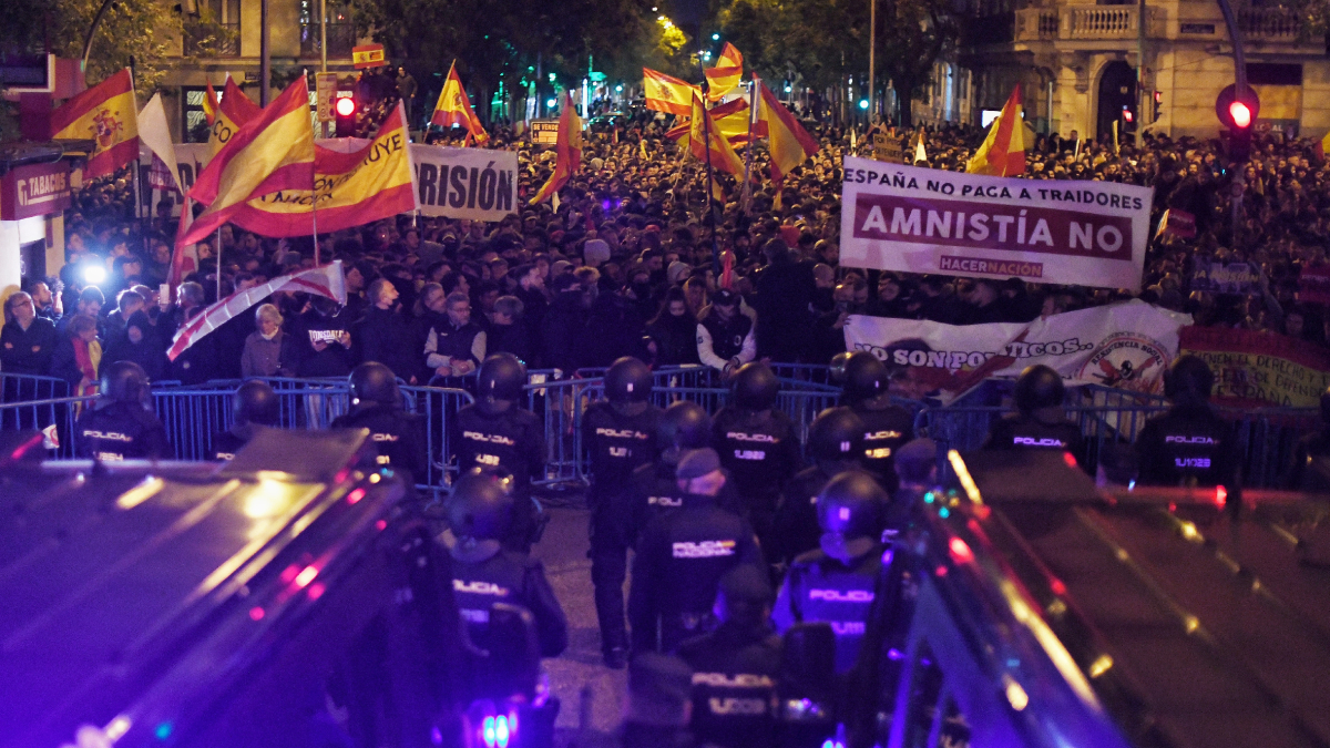 Fort dispositiu policial davant la seu de Ferraz en una nit que va tornar a acabar amb càrregues. - EUROPA PRESS